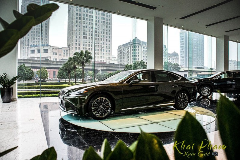 Lexus LS 500h 2020 có hệ thống treo khí nén điện tử tự động thích ứng.