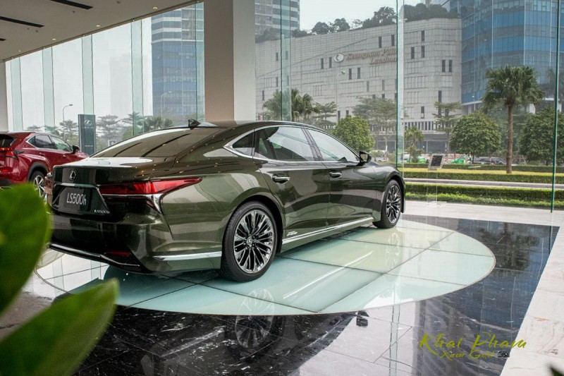 Lexus LS 500h 2020 mới tại Việt Nam có đến 11 tuỳ chọn màu sắc.