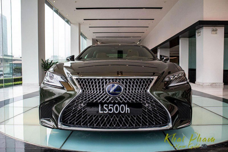 Lexus LS 500h 2020 có phần đầu xe đặc trưng.