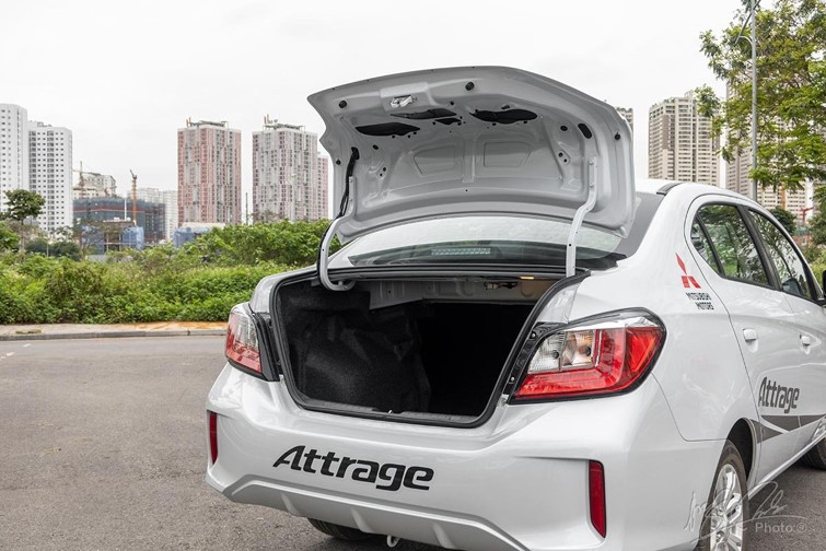 Khoang hành lý của Mitsubishi Attrage CVT 2020 có dung tích 445 lít.