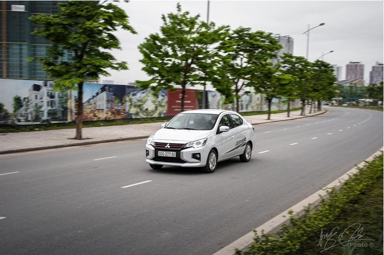 Mitsubishi Attrage CVT 2020 khá linh hoạt khi di chuyển trong phố.