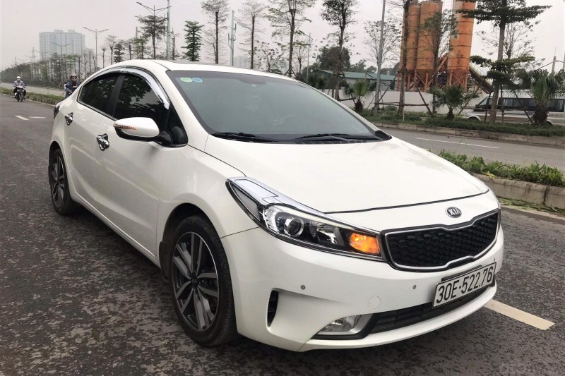 Kia Cerato 2016 được đánh giá cao về hệ thống trang bị tiện nghi. (Ảnh: Tin rao trên Oto.com.vn)