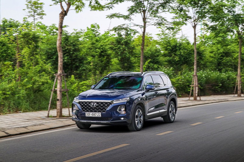 Hyundai Santa Fe đang được đại lý giảm giá mạnh đẩy hàng tồn. (Ảnh: Ngô Minh)