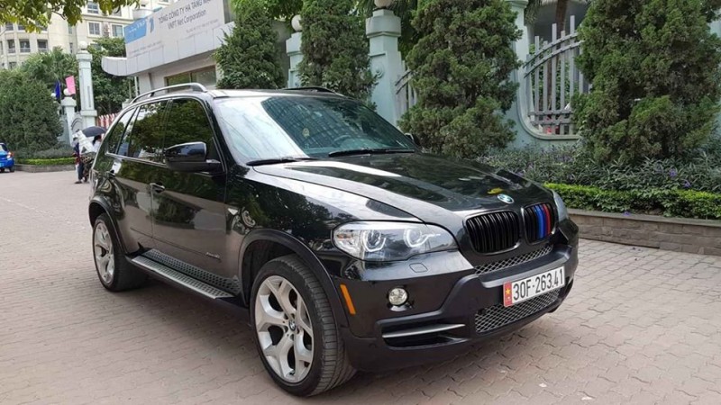 Giá xăng giảm mạnh, BMW X5 đời 2008 full option giá 565 triệu đồng tội gì không rước.