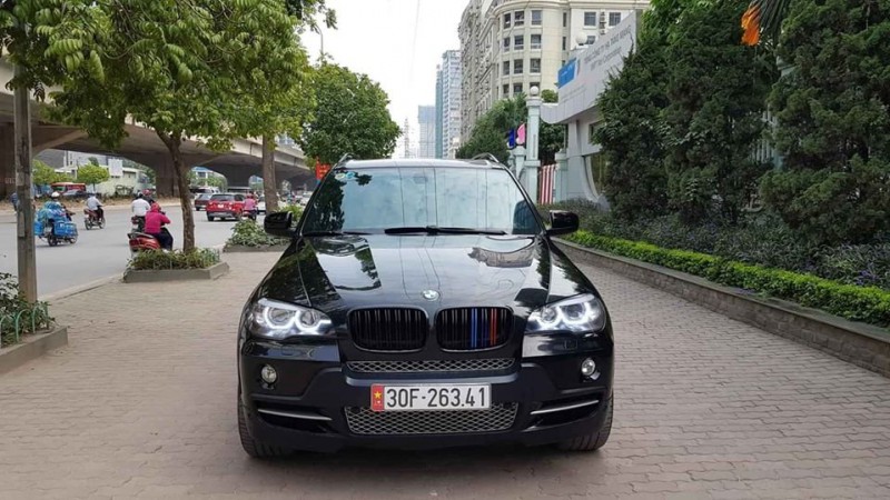 Giá xăng giảm mạnh, BMW X5 đời 2008 full option giá 565 triệu đồng tội gì không rước.