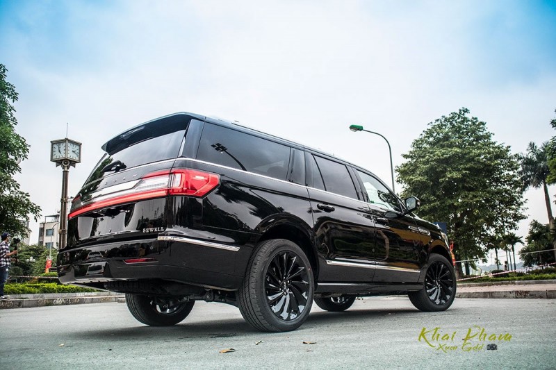 Lincoln Navigator L Reserve 2020 độc nhất Việt Nam có một số khác biệt.