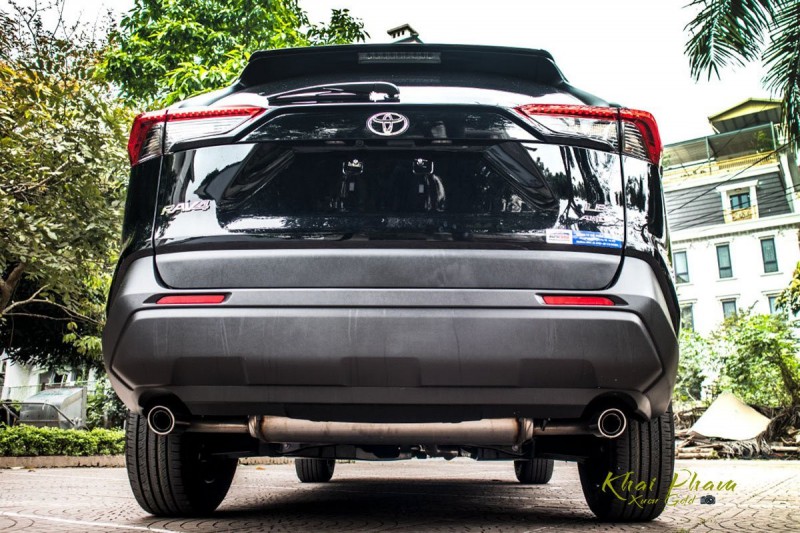 Ống xả đôi của Toyota RAV4 2020 cân đối.