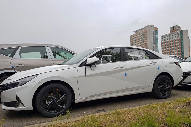 Hyundai Elantra 2021 từ góc bên.