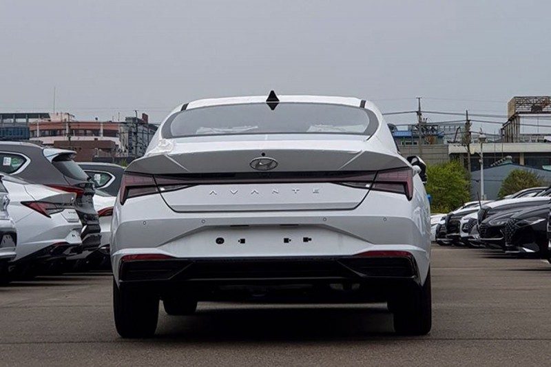 Đuôi xe Hyundai Elantra 2021.