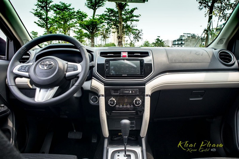 Nội thất xe Toyota Rush.