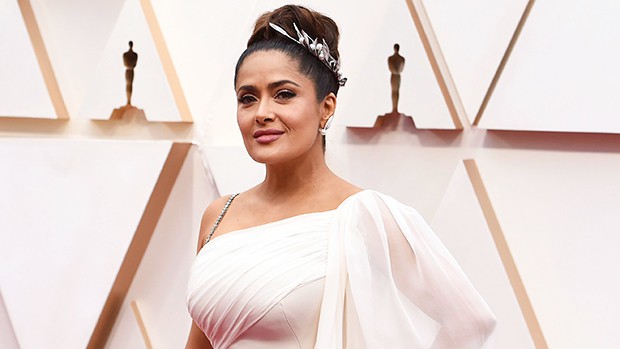 Nữ diễn viên Salma Hayek đã gắn quanh búi tóc mình một chiếc vòng dạng dấu hỏi đính kim cương và ngọc trai tại Lễ trao giải Academy Award 2020