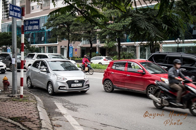 Đường Lê Văm Lương được dỡ bỏ biển cấm.