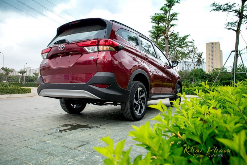 Đuôi xe cứng cáp trên Toyota Rush 2020.