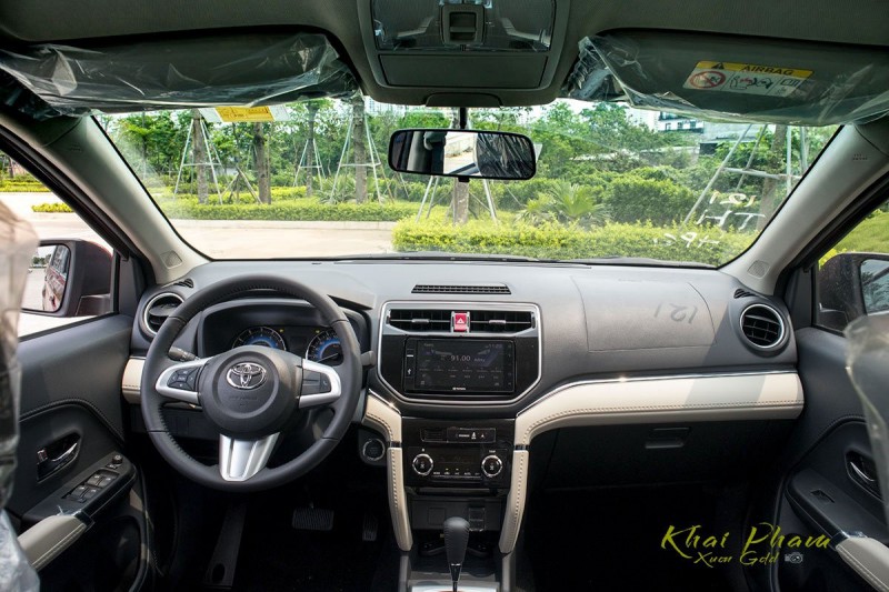 Toyota Rush 2020 có khoang lái gọn gàng.