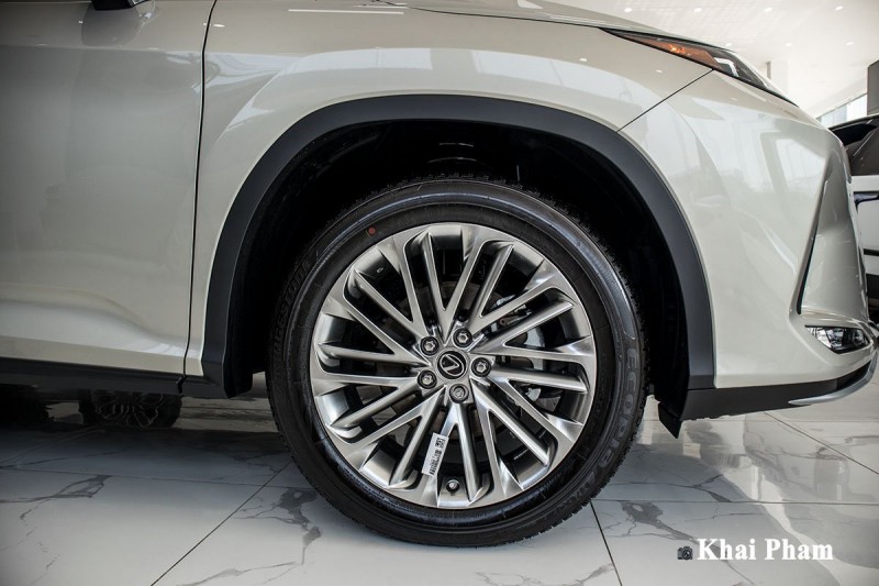 Lexus RX350 2020 sử dụng lốp Bridgestone với công nghệ Runflat.