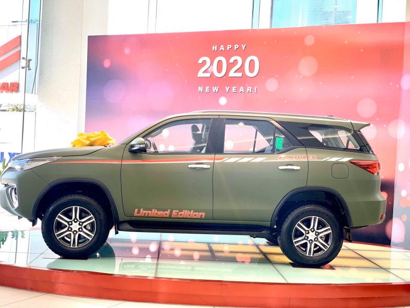 Toyota Fortuner - xanh quân đội thuộc phiên bản Limted Edition.