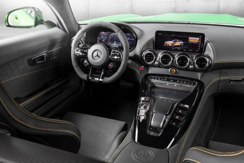 Không gian nội thất Mercedes-AMG GT R tại Việt Nam.