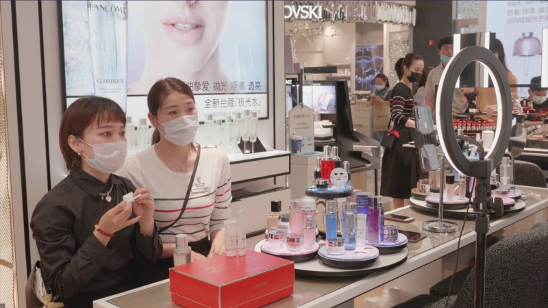 Chenjine Shao (trái), nhân viên bán hàng của hãng mỹ phẩm Lancôme’s trong trung tâm thương mại Intime - Ảnh: Alizila