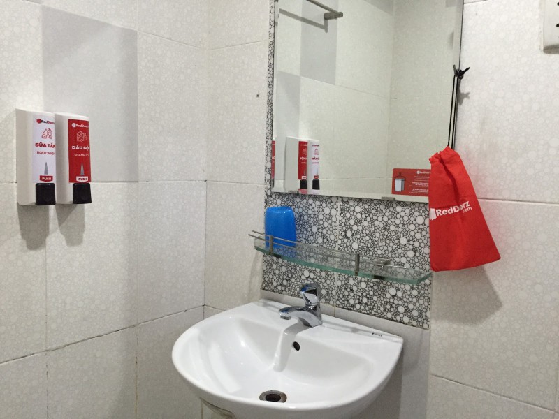 Nhãn đỏ có logo của RedDoorz được dán trên các sản phẩm vệ sinh cá nhân - Ảnh: Dâng Phạm/Nhà Quản Lý