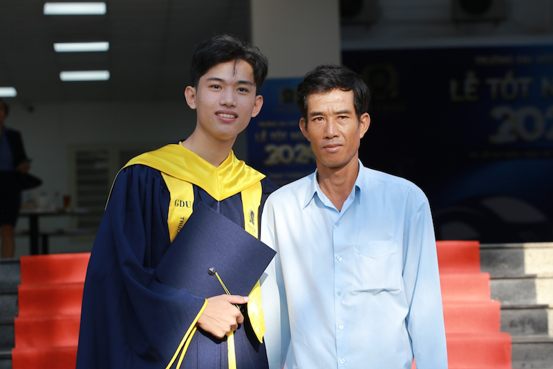 tan-cu-nhan-le-thanh-quoc-chup-anh-cung-ba-tai-le-tot-nghiep-1712144032.png