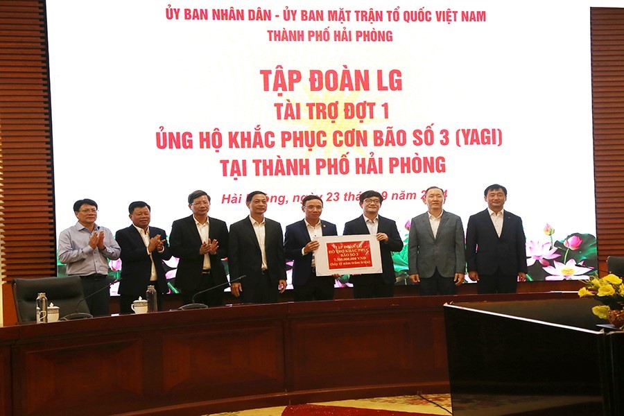 dai-dien-tap-doan-lg-trao-75-ty-dong-cho-tp-hai-phong-pld-1727151032.jpg