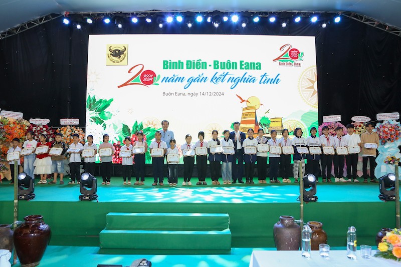 cong-ty-co-phan-phan-bon-binh-dien-khen-thuong-cho-cac-hoc-sinh-buon-eana-dat-thanh-tich-hoc-gioi-2-nam-lien-1734162676.jpg