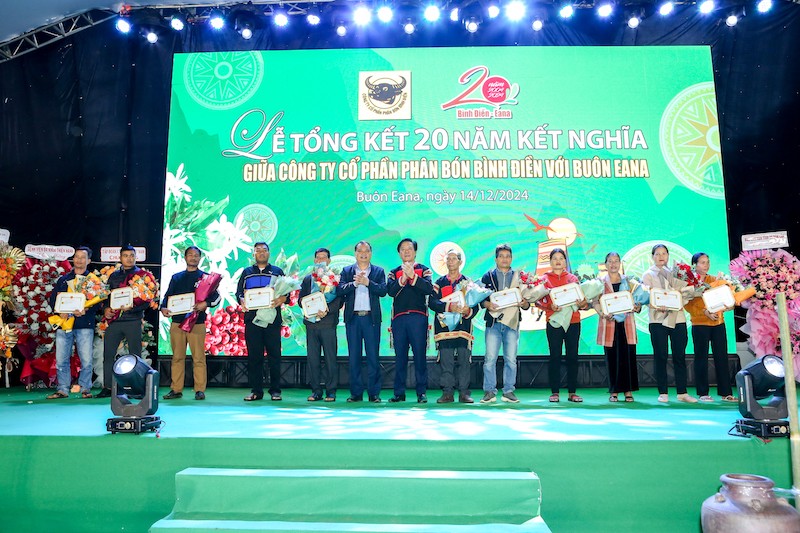 cong-ty-co-phan-phan-bon-binh-dien-trao-thuong-cho-cac-ho-nong-dan-co-thanh-tich-xuat-sac-trong-phong-trao-thi-dua-san-xuat-gioi-tai-buon-eana-1734162676.jpg