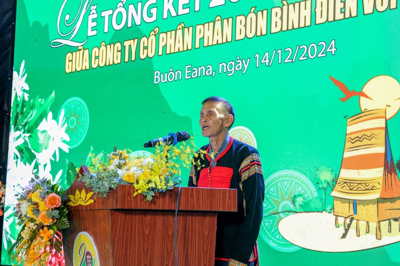 ong-ama-duc-gia-lang-buon-eana-phat-bieu-cam-tuong-ve-cong-tac-ket-nghia-giua-cong-ty-co-phan-phan-bon-binh-dien-voi-buon-eana-1734162676.jpg