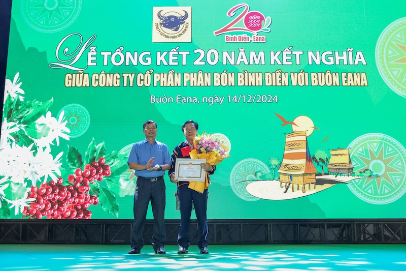 ong-hoang-manh-hung-pho-giam-doc-so-noi-vu-tinh-dak-lak-dai-dien-ubnd-tinh-dak-lak-trao-tang-bang-khen-cho-cong-ty-co-phan-phan-bon-binh-dien-1734162676.jpg