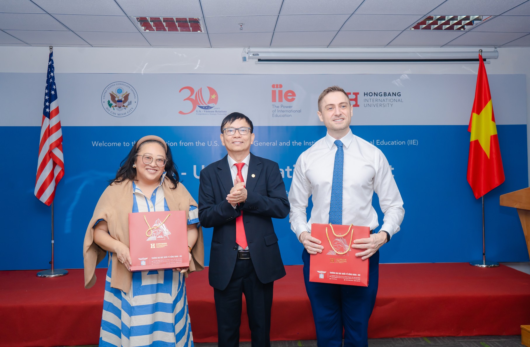 bgh-hiu-tang-qua-ky-niem-cho-tong-lanh-su-quan-hoa-ky-tai-tphcm-vien-giao-duc-quoc-te-hoa-ky-iie-1743730736.JPG
