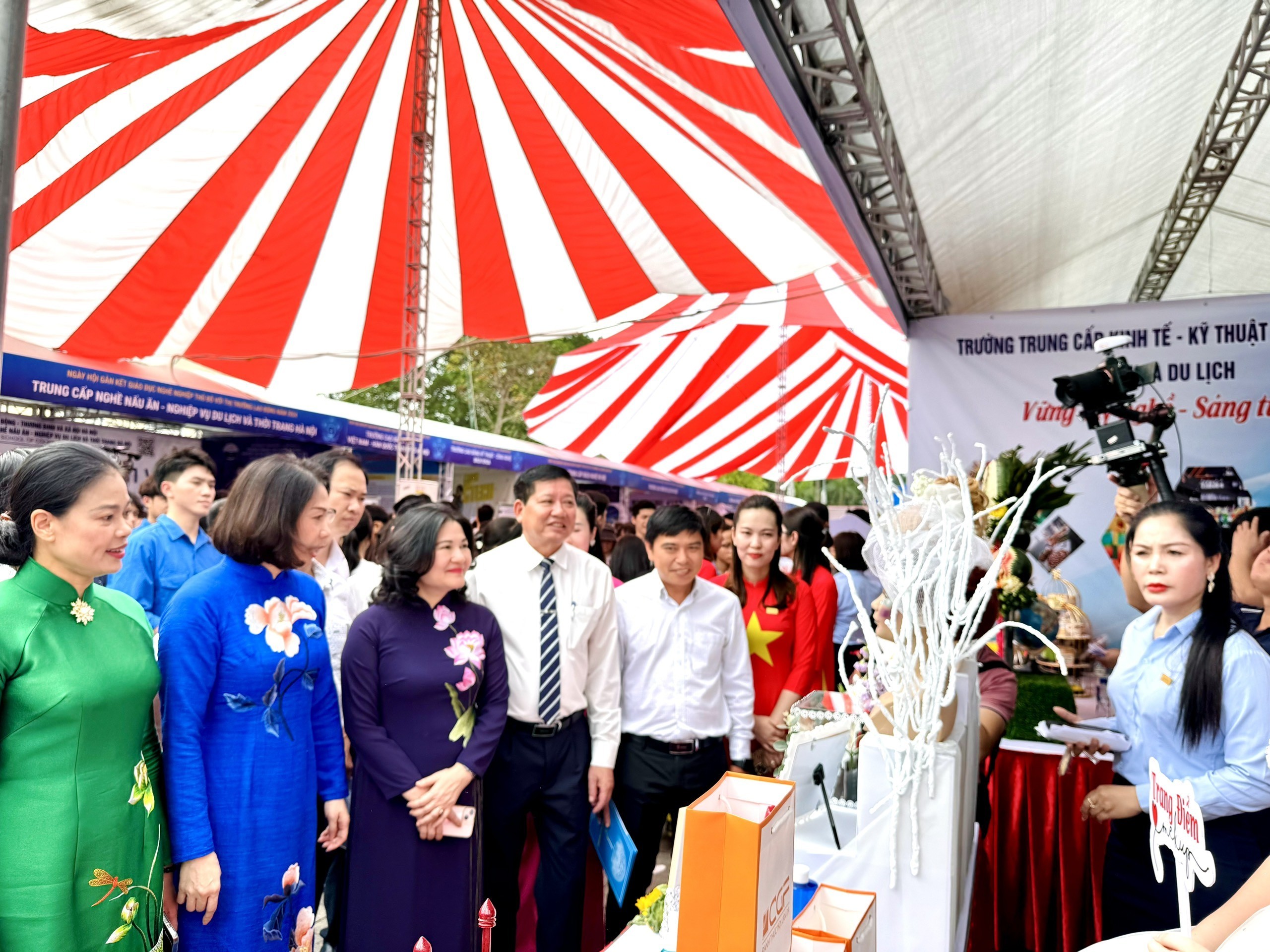 ngay-hoi-gan-ket-giao-duc-nghe-nghiep-thu-do-pld-1746603232.jpg