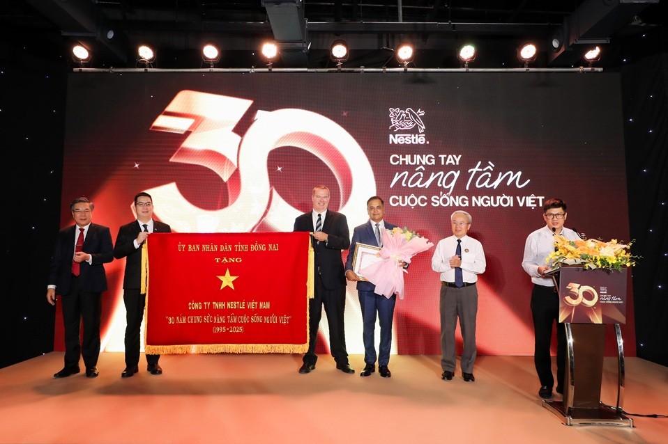 lanh-dao-tinh-dong-nai-trao-tang-bang-khen-pld-1746678164.jpg