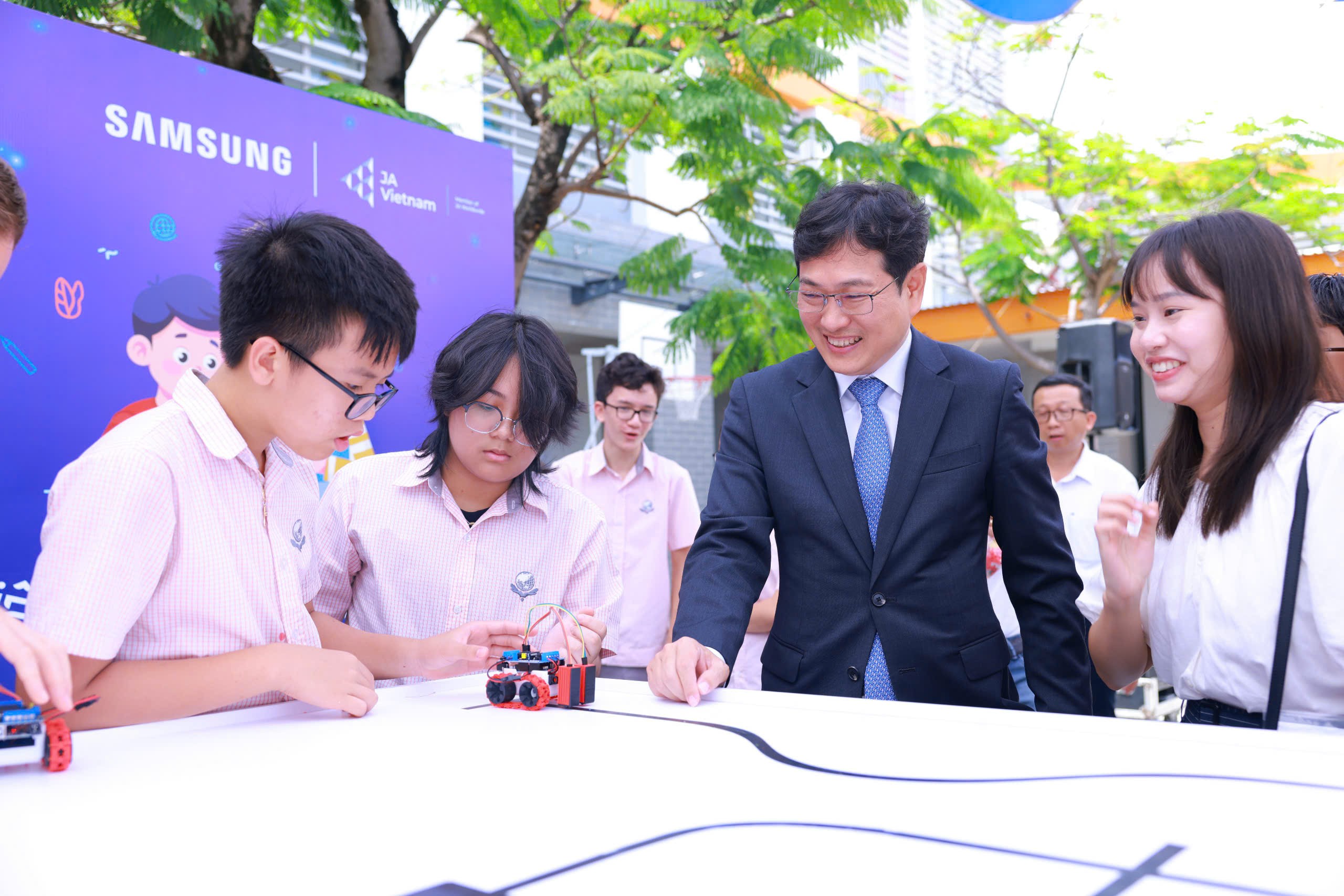 cac-em-hoc-sinh-tham-gia-trai-nghiem-hoat-dong-sang-tao-robot-ben-le-su-kien-pld-1748657279.jpg