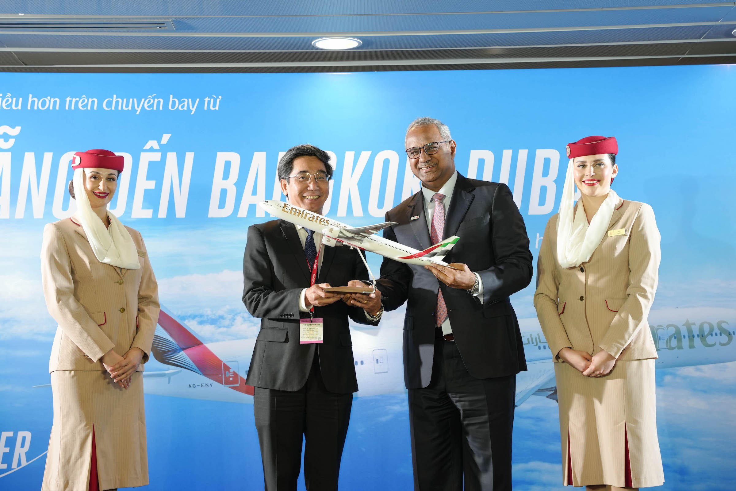ong-nabil-sultan-tang-qua-dac-biet-tu-emirates-toi-ong-tran-chi-cuong-1748958581.jpg