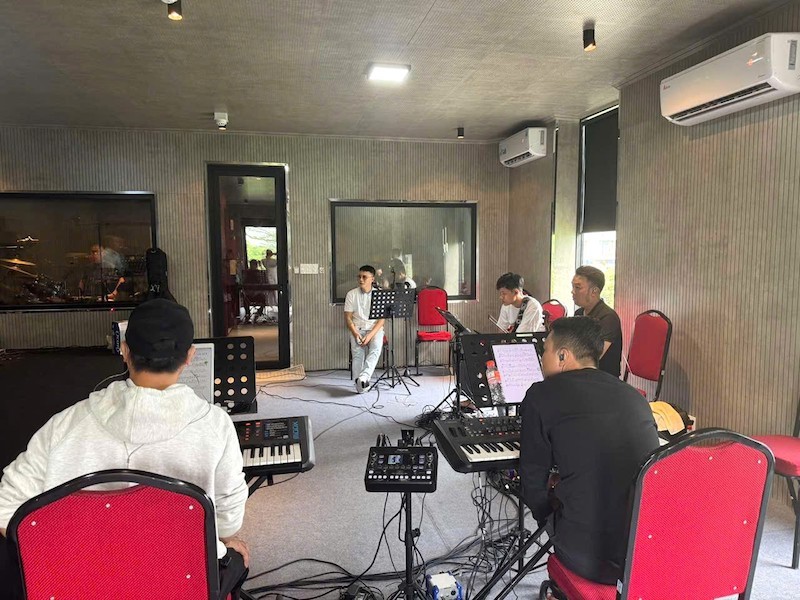 hoang-bach-luyen-tap-cho-dem-nhac-me-la-tinh-yeu-mua-5-1750744364.jpg