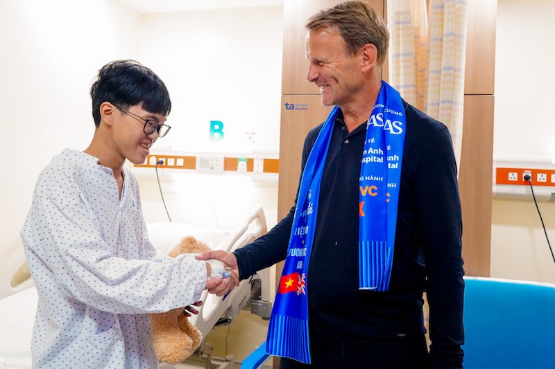 danh-thu-teddy-sheringham-giao-luu-tang-qua-cho-mot-benh-nhi-dang-dieu-tri-1750919224.jpg