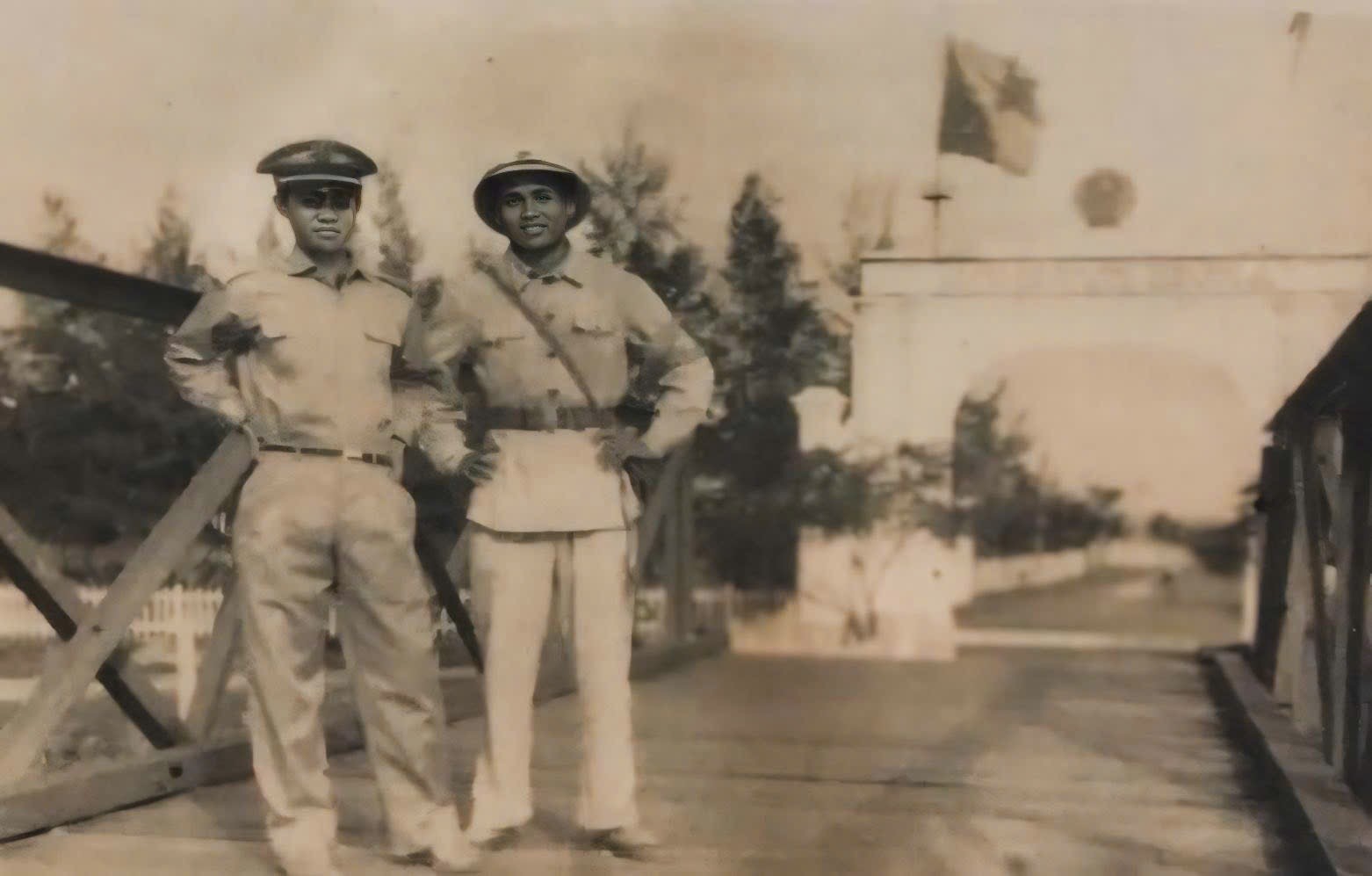 hai-nguoi-linh-gac-cau-hien-luong-1750992417.JPG