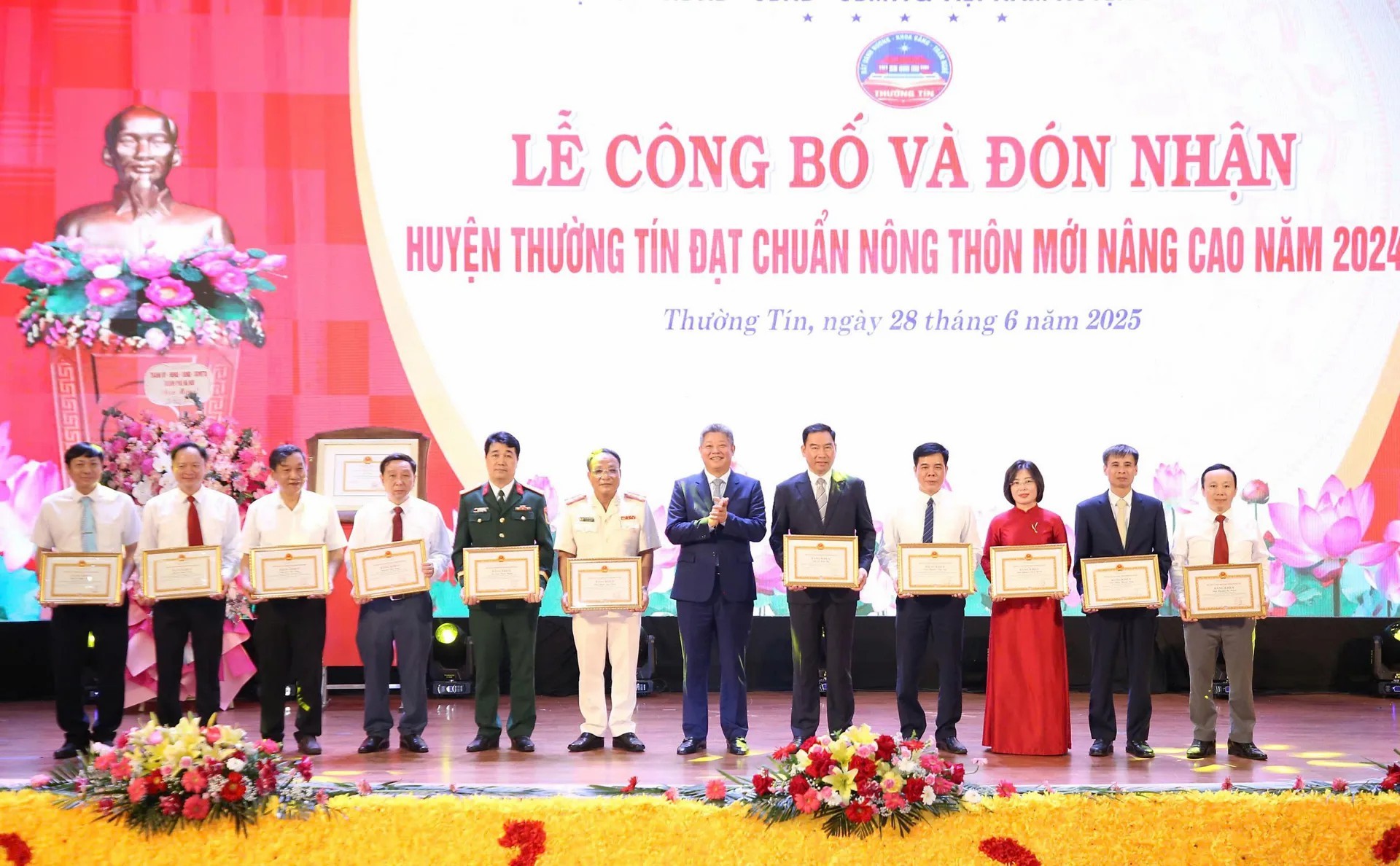 trao-thuong-cho-ca-nhan-co-thanh-tich-xuat-sac-pld-1751108825.jpg
