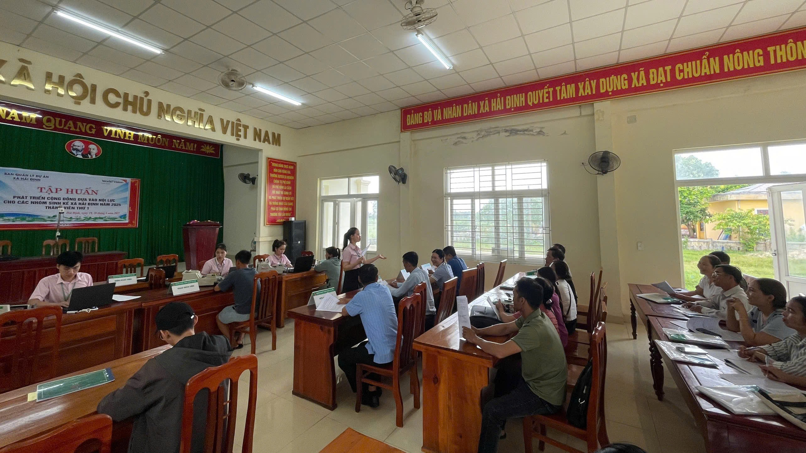 phien-giao-dich-dau-tien-cua-pgd-ngan-hang-csxh-hai-lang-tai-xa-vinh-dinh-tinh-quang-tri-gan-ket-nguoi-dan-voi-dong-von-uu-dai-2-1752138238.jpg