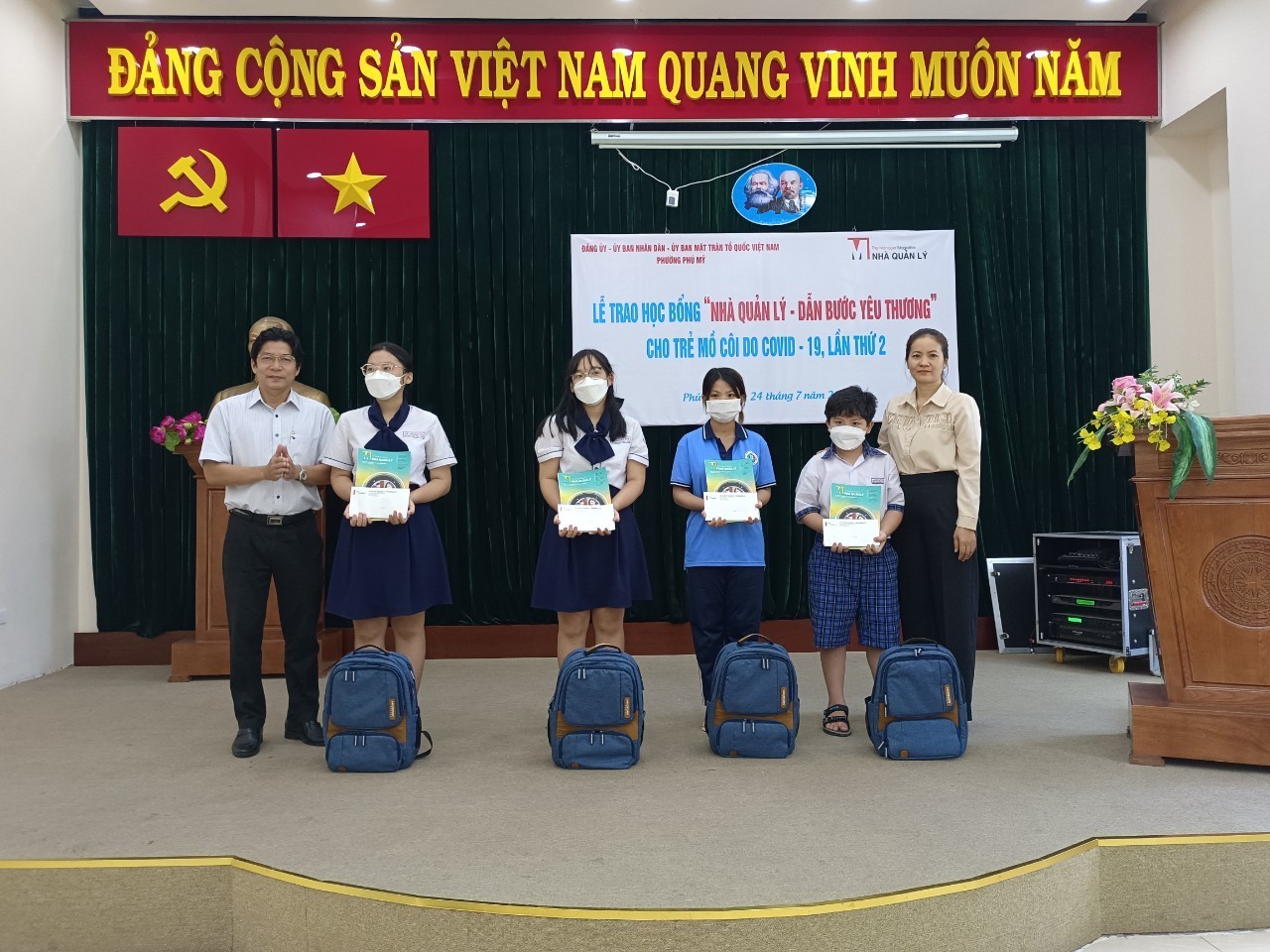 tong-bien-tap-nguyen-dang-binh-tang-hoc-bong-nha-quan-ly-sanh-buoc-yeu-thuong-chotre-mo-coi-do-covid19-1752107019.jpg
