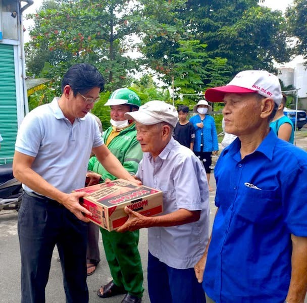 tong-bien-tap-nguyen-dang-binh-tang-qua-cho-nguoi-kho-khan-1752107961.jpeg