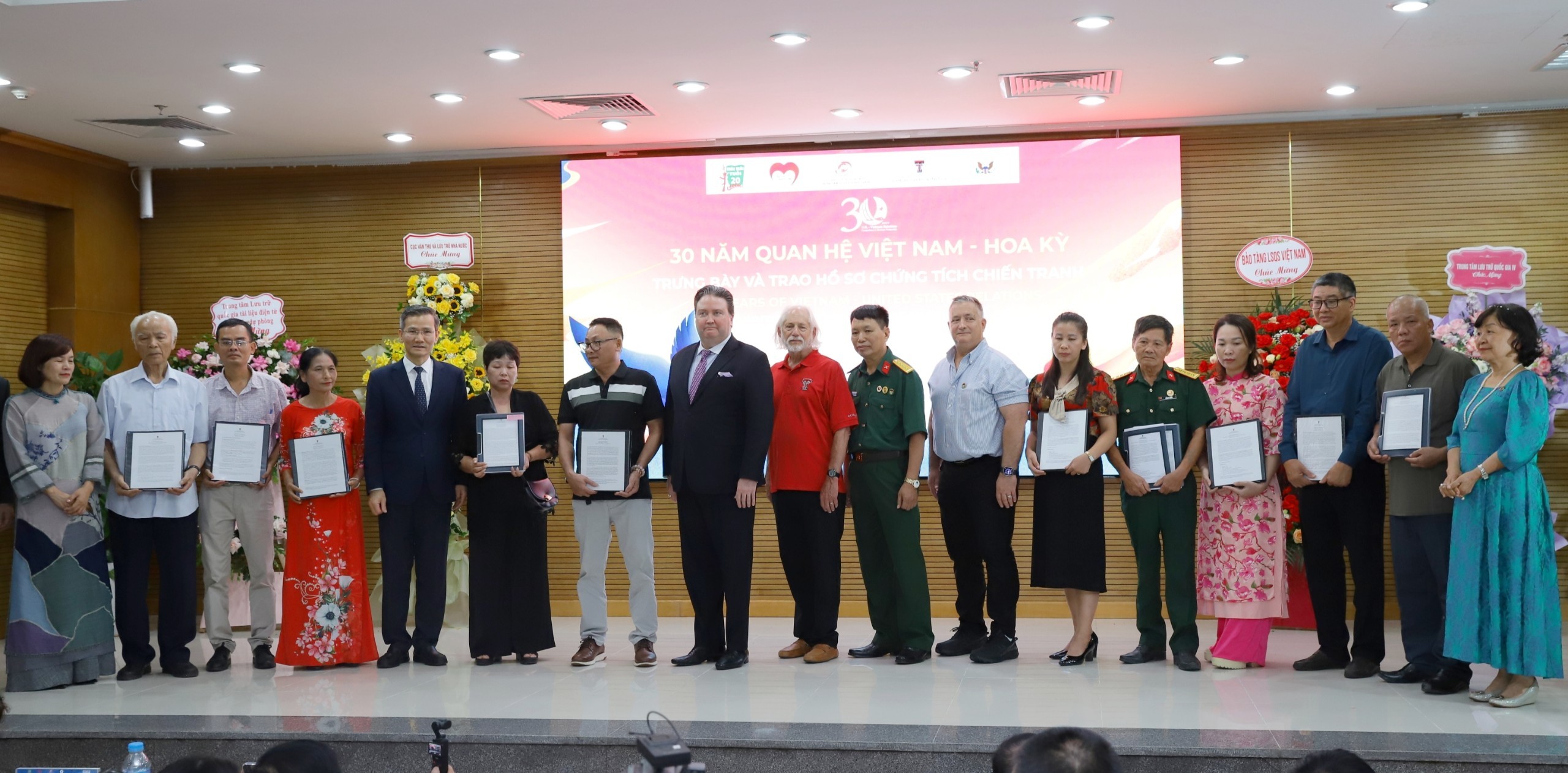 trao-tra-ho-so-chung-tich-chien-tranh-pld-1752135252.jpg