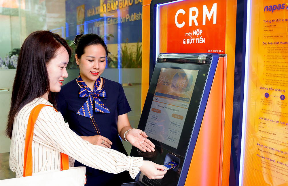 anh-2-nhan-vien-shb-huong-dan-khach-hang-su-dung-may-crm-1752201048.png