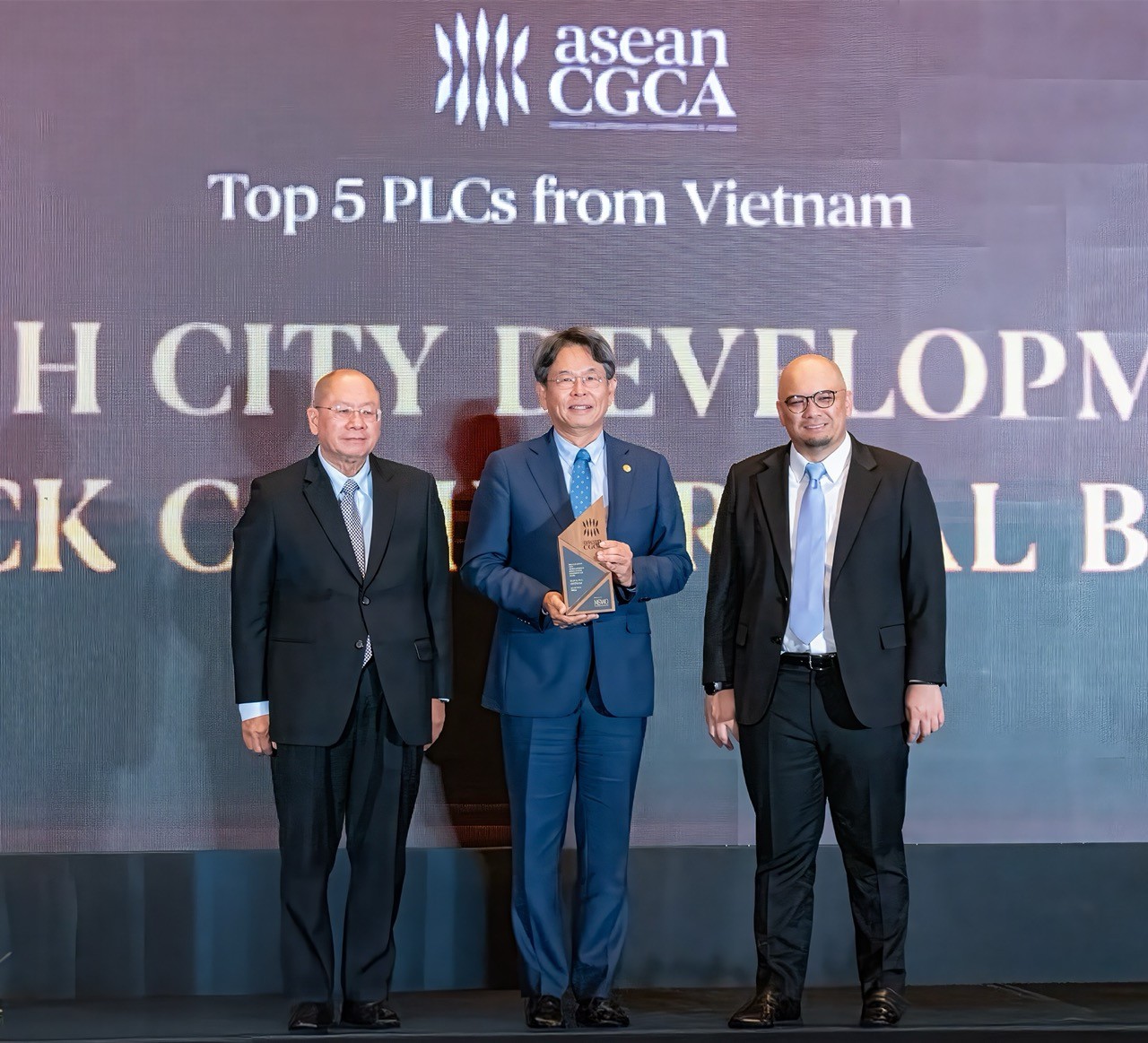 hdbank-ngan-hang-viet-duoc-vinh-danh-top-5-quan-tri-chuan-muc-asean-2025-1753449463.jpeg