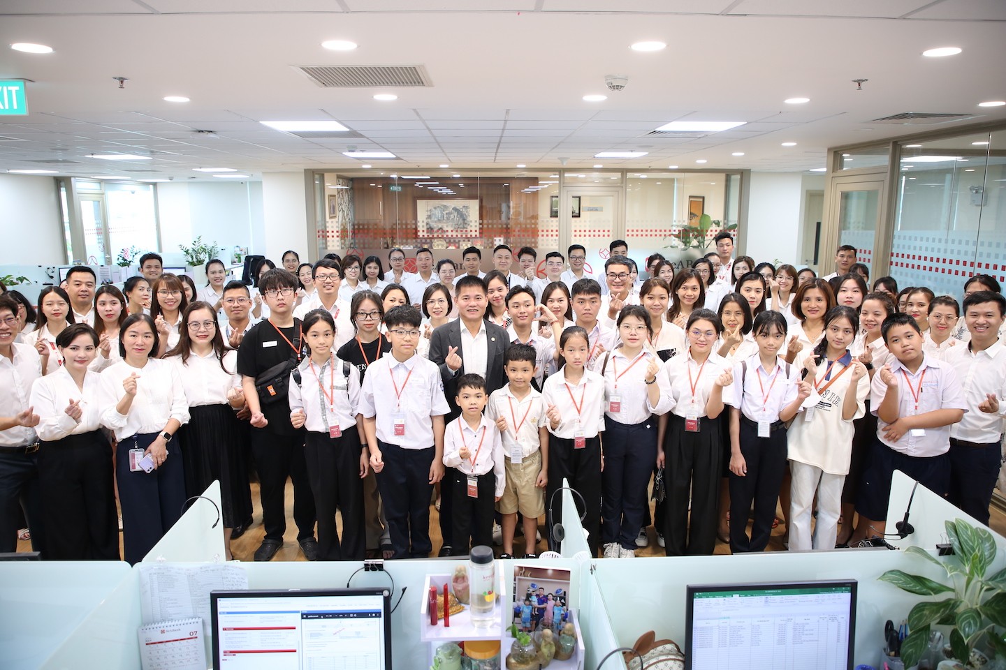 anh-1-cac-em-hoc-sinh-do-quy-uom-mam-uoc-mo-do-dau-hao-huc-khi-duoc-toi-tham-hoi-so-seabank-1754538498.JPG