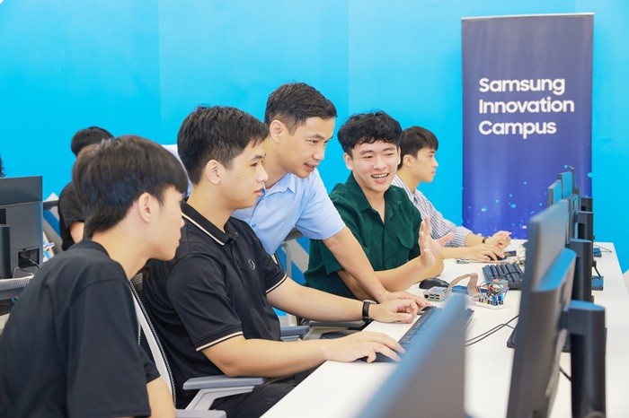 giang-vien-va-nhom-sinh-vien-chia-se-kien-thuc-tai-lop-hoc-samsung-innovation-campus-pld-1755098962.JPG