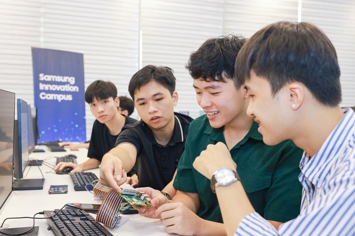 nhom-sinh-vien-hao-hung-trao-doi-kien-thuc-tai-lop-hoc-samsung-innovation-campus-pld-1755098931.JPG
