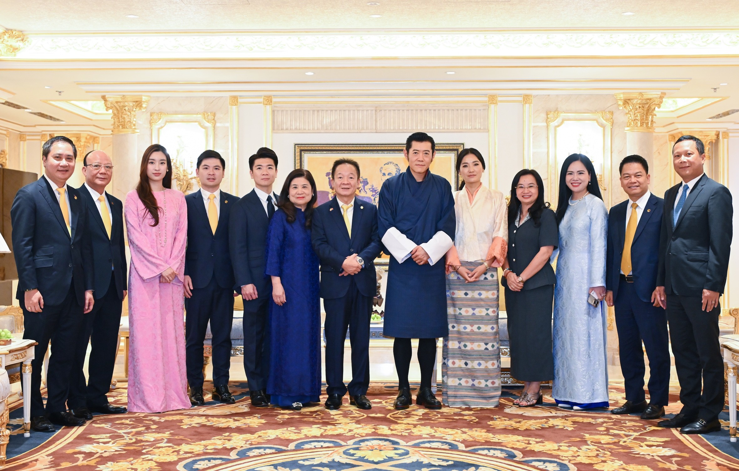 3-quoc-vuong-bhutan-cung-hoang-hau-chup-anh-cung-tap-doan-tt-group-va-ngan-hang-shb-1755740533.JPG