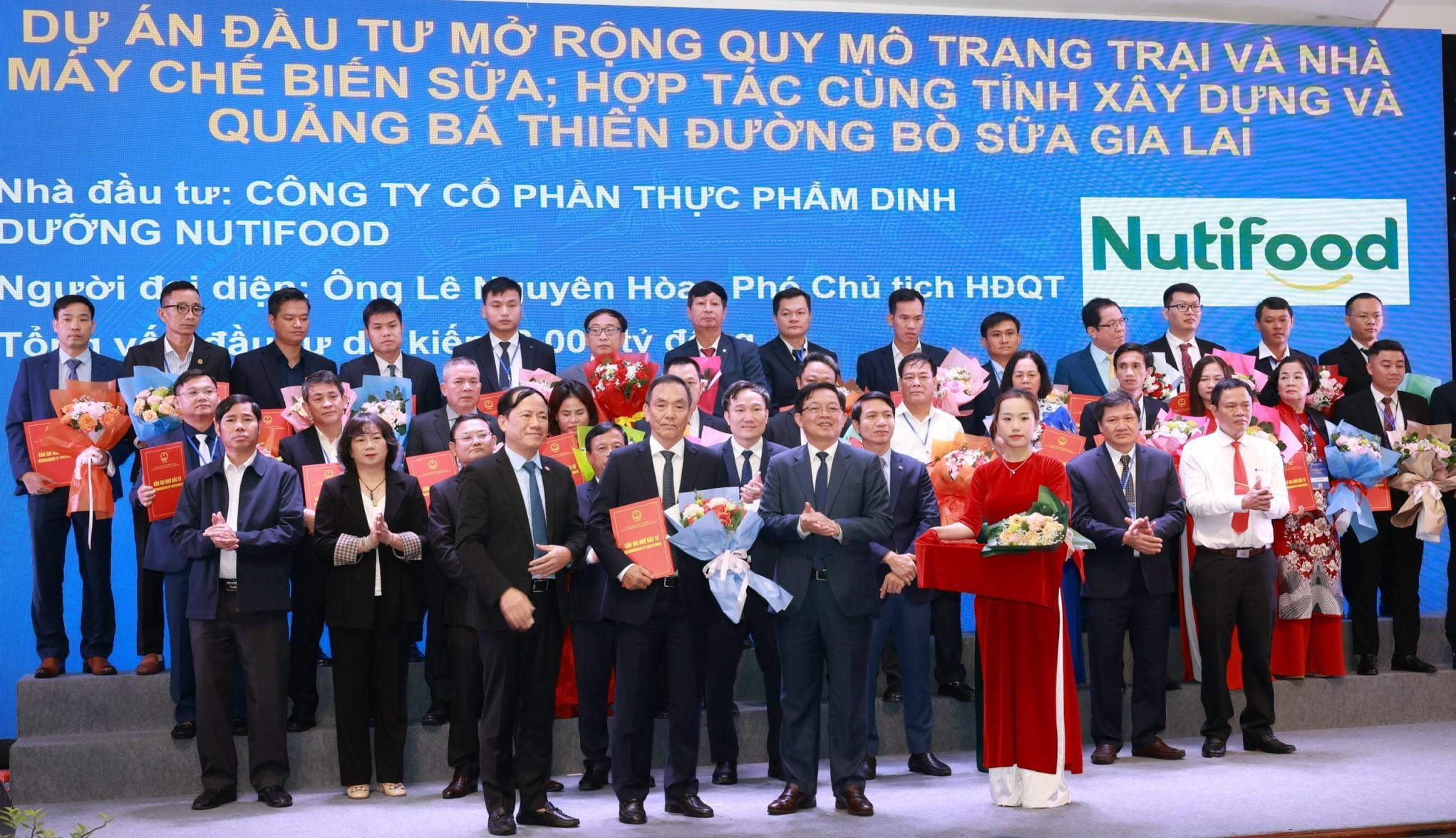 dai-dien-nutifood-nhan-hoa-cua-lanh-dao-tinh-quang-nam-tai-hoi-nghi-xuc-tien-dau-tu-tinh-gia-lai-1-1756460313.jpg