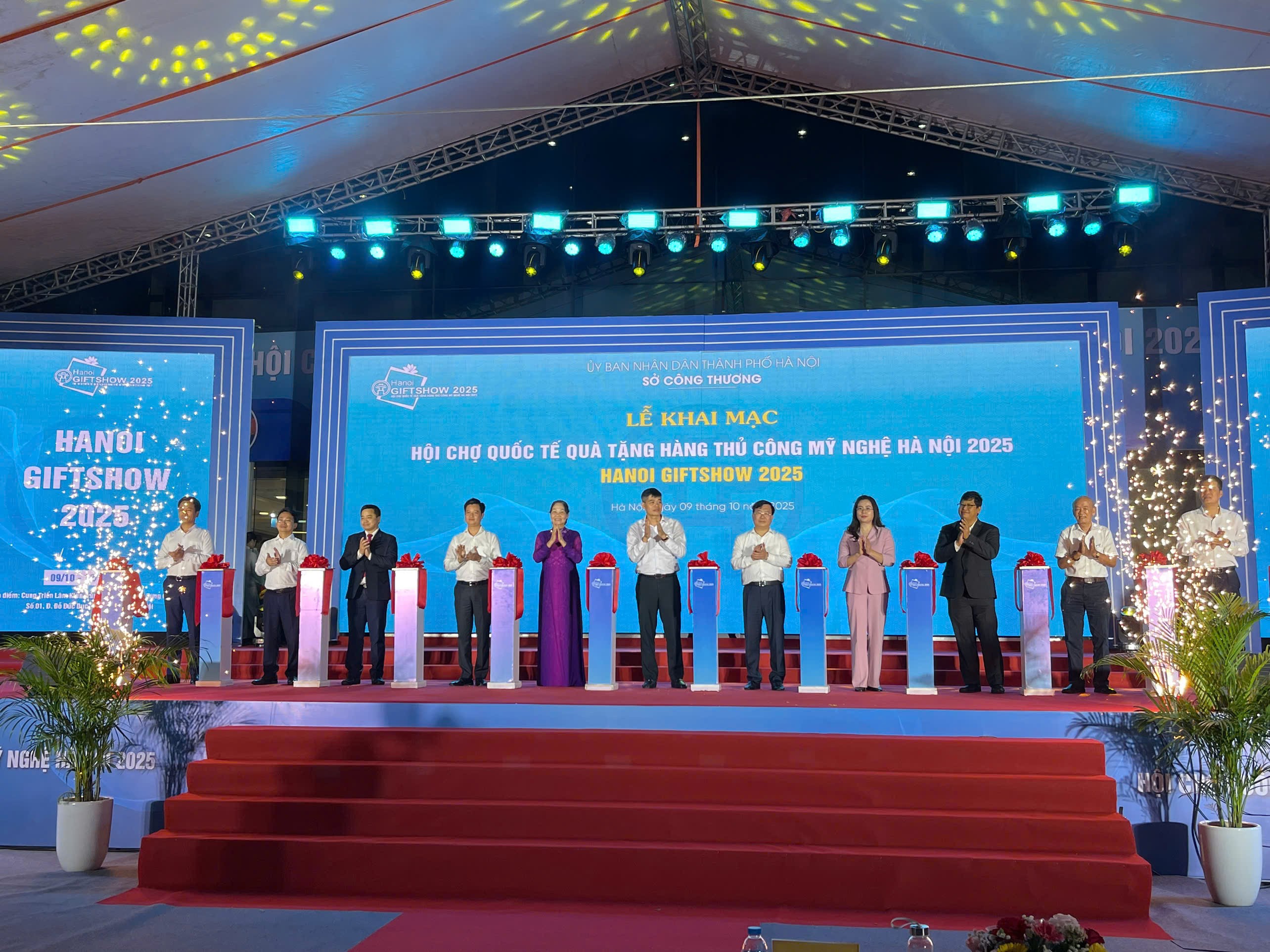 hoi-cho-quoc-te-qua-tang-hang-thu-cong-my-nghe-ha-noi-2025-pld-1760019037.jpg